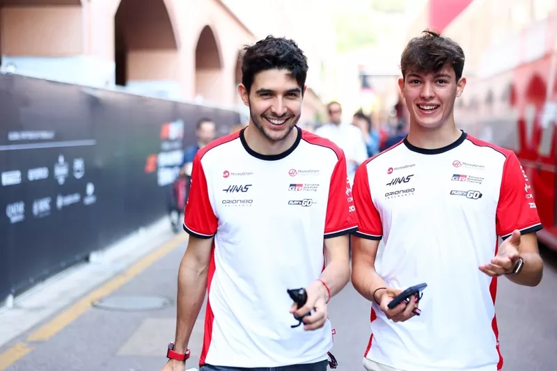 Esteban Ocon, Haas F1 Team, Oliver Bearman, Haas F1 Team