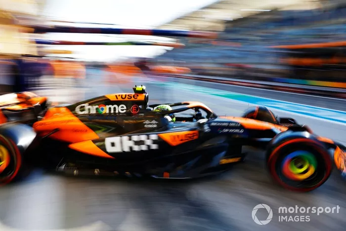 Lando Norris, McLaren MCL38, sort du garage
