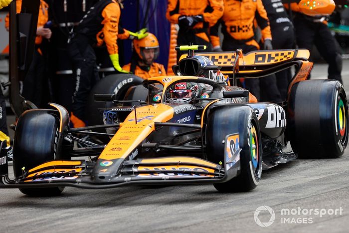 Lando Norris, McLaren MCL38, en el pit lane tras una parada en boxes