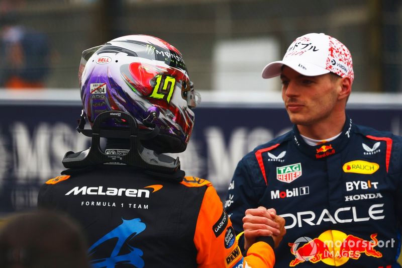 Lando Norris, McLaren F1 Team, felicita al hombre de la pole Max Verstappen, Red Bull Racing