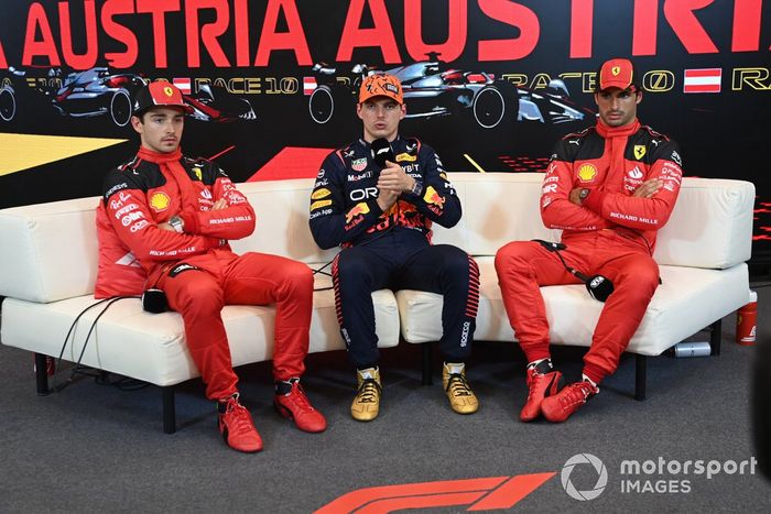 Charles Leclerc, Scuderia Ferrari, el hombre de la pole Max Verstappen, Red Bull Racing, Carlos Sainz, Scuderia Ferrari, en la rueda de prensa posterior a la clasificación.