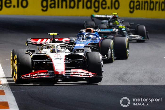 Nico Hulkenberg, Haas VF-23, Alex Albon, Williams FW45, Lewis Hamilton, Mercedes F1 W14