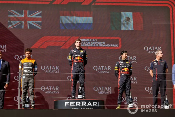 Lando Norris, McLaren, 2ª posición, Max Verstappen, Red Bull Racing, 1ª posición, Sergio Pérez, Red Bull Racing, 3ª posición, Paul Monaghan, Ingeniero Jefe, Red Bull Racing, en el podio.