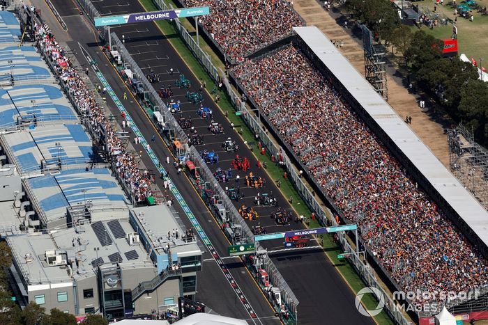 Los mecánicos preparan los coches para el inicio de la carrera