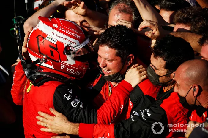 Charles Leclerc, Ferrari, 1ª posición, celebra con su equipo en el Parc Ferme