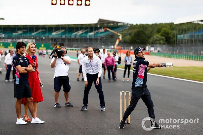 Lance Stroll, Racing Point y Sergio Perez, Racing Point, jugando a cricket 
