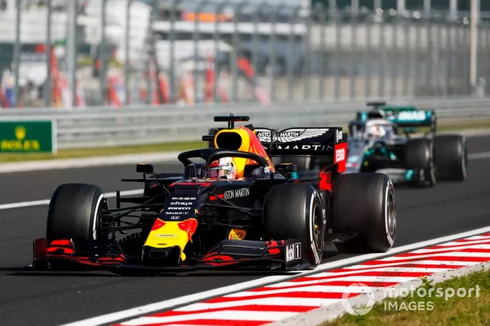 Max Verstappen, Red Bull Racing RB15, precede Lewis Hamilton, Mercedes AMG F1 W10
