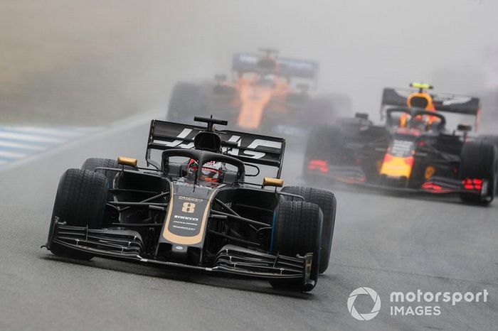 Romain Grosjean, Haas F1 Team VF-19, lidera Pierre Gasly, Red Bull Racing RB15, y Carlos Sainz Jr, McLaren MCL34