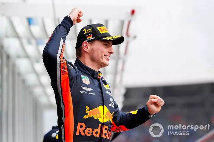 Podio: ganador de la carrera Max Verstappen, Red Bull Racing celebra
