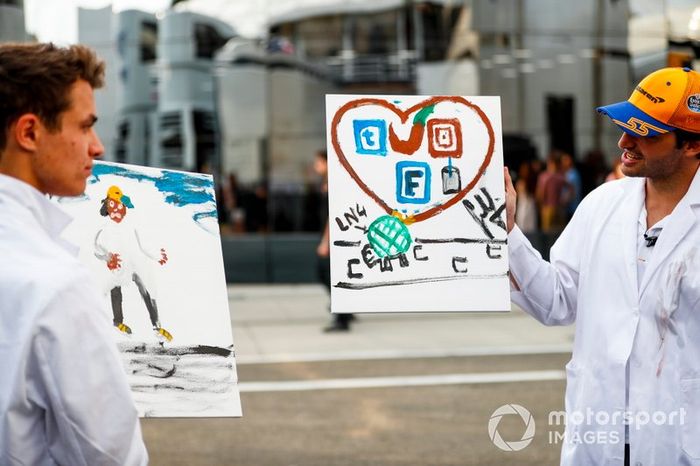Lando Norris, McLaren y Carlos Sainz Jr. pintan para un la televisión