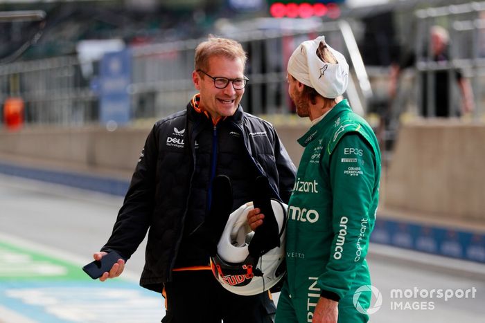 Andreas Seidl, director del equipo McLaren, con Sebastian Vettel, Aston Martin
