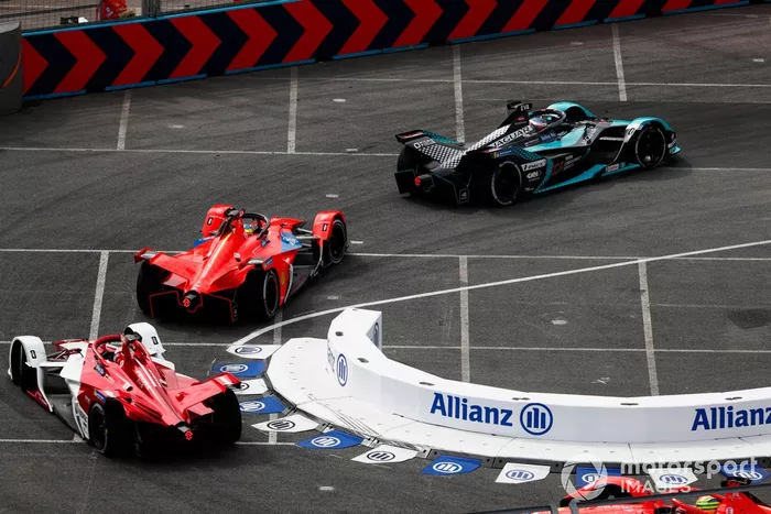 Mitch Evans, Jaguar Racing, Jaguar I-TYPE 5  Oliver Rowland, Mahindra Racing, Mahindra M7Electro.