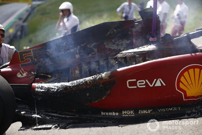 El coche quemado de Carlos Sainz, Ferrari F1-75, tras un incendio que provoca su retirada