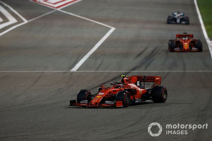 Charles Leclerc, Ferrari SF90, precede Sebastian Vettel, Ferrari SF90, e Valtteri Bottas, Mercedes AMG W10