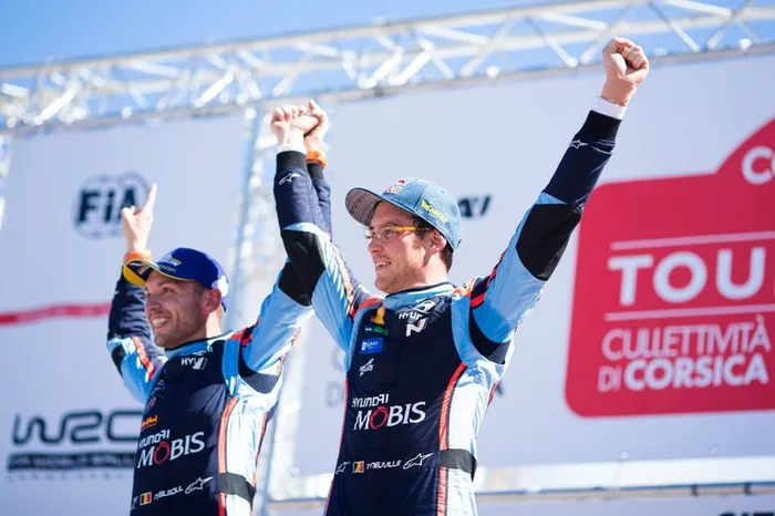 Podio: i vincitori Thierry Neuville, Nicolas Gilsoul, Hyundai Motorsport Hyundai i20 Coupe WRC