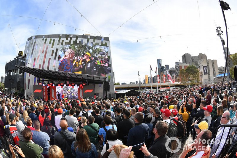 Aficionados en el evento en la Federation Square