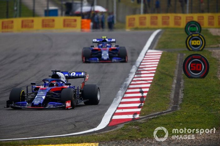 Daniil Kvyat, Toro Rosso STR14, leads Alexander Albon, Toro Rosso STR14