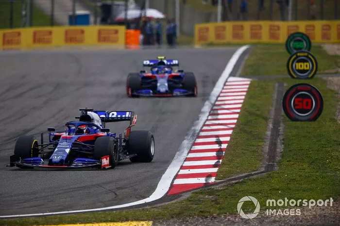 Daniil Kvyat, Toro Rosso STR14, leads Alexander Albon, Toro Rosso STR14