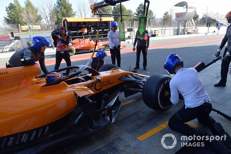 Carlos Sainz Jr., McLaren MCL34, pit stop