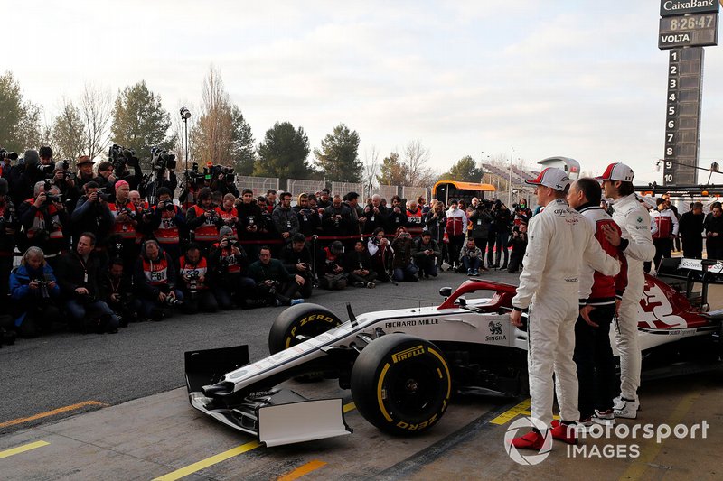 Гонщики Alfa Romeo Racing Кими Райкконен и Антонио Джовинацци, руководитель команды Фредерик Вассер, автомобиль C38