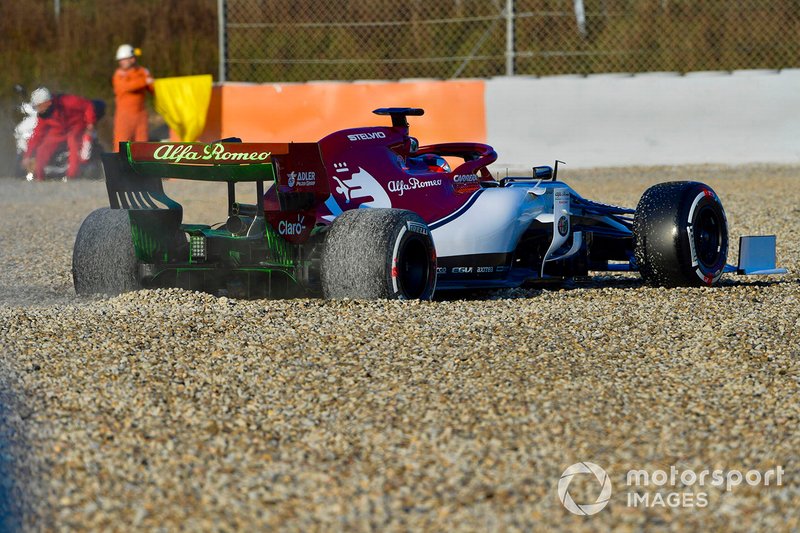 Kimi Raikkonen, Alfa Romeo Racing C38, hace trompo