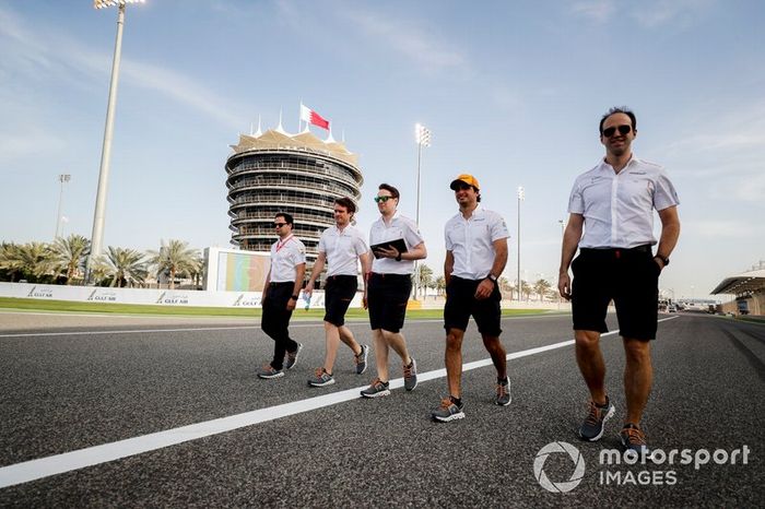 Carlos Sainz Jr., McLaren camina por el circuito