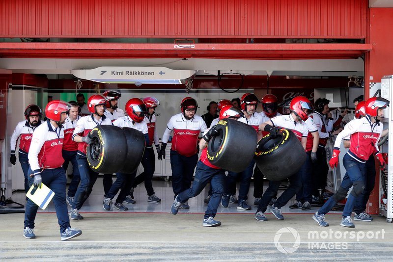 Los mecánicos de Alfa Romeo Racing se preparan para una parada en boxes