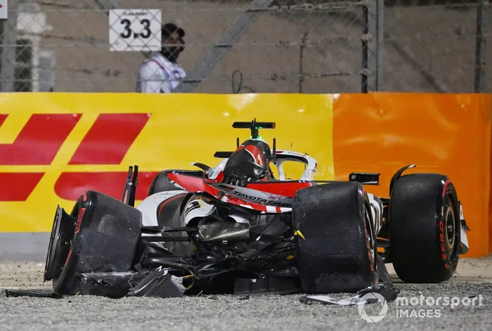 Esteban Ocon, Haas F1 Team choca el coche