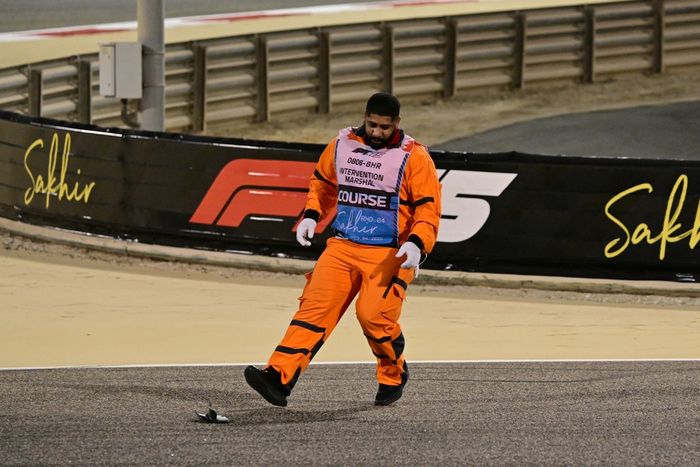 Un comisario limpia escombros de la pista durante el Gran Premio de Bahrein de Fórmula Uno en el Circuito Internacional de Bahrein en Sakhir el 13 de abril de 2025. (Fotografía de Giuseppe CACACE / AFP)