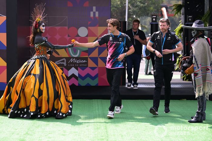 Jack Doohan, piloto reserva del equipo Alpine F1, recibe una caléndula mexicana a su llegada a la pista. 