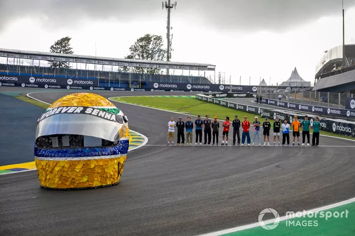 Les pilotes s'alignent sur la piste pour une séance photo en hommage à Ayrton Senna.