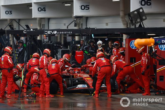 Charles Leclerc, Ferrari SF-24, hace una parada en boxes