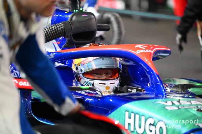 Yuki Tsunoda, Visa Cash App RB F1 Team, en la parrilla de salida