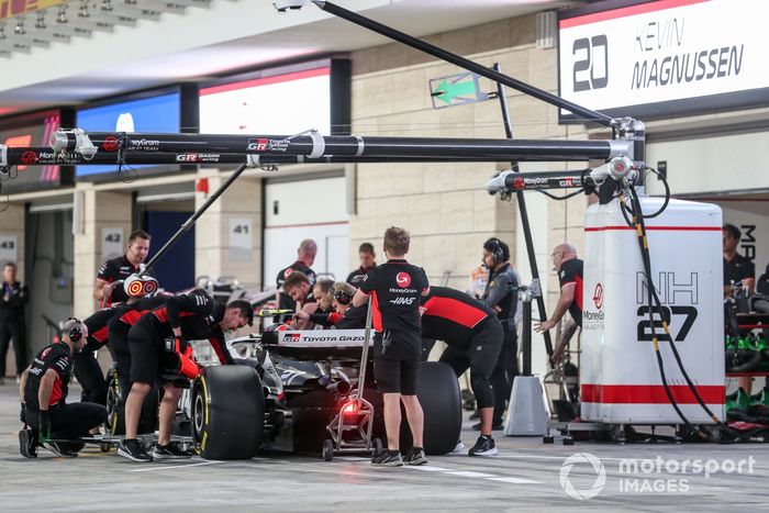 Nico Hulkenberg, Haas VF-24, en boxes durante los entrenamientos