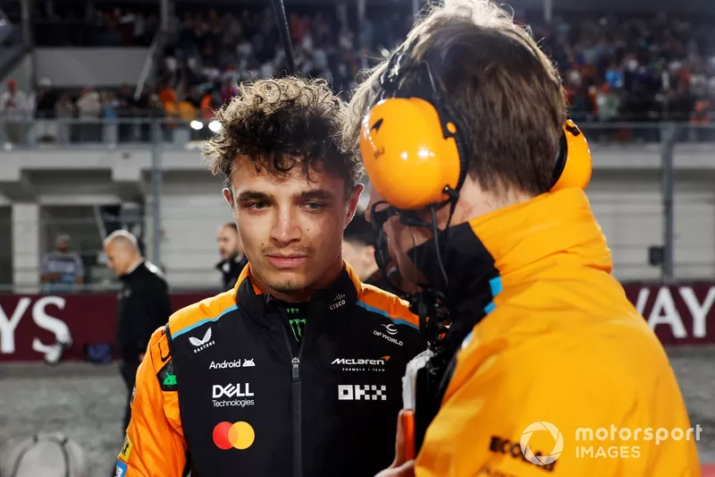 Lando Norris, McLaren F1 Team, sur la grille de départ avec son ingénieur