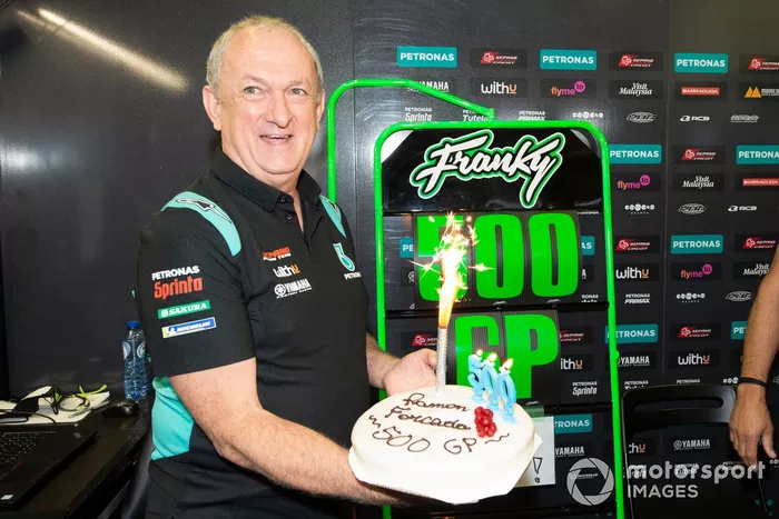 Franco Morbidelli, y el jefe del equipo Petronas Yamaha SRT, Ramón Forcada, celebran la carrera número 500