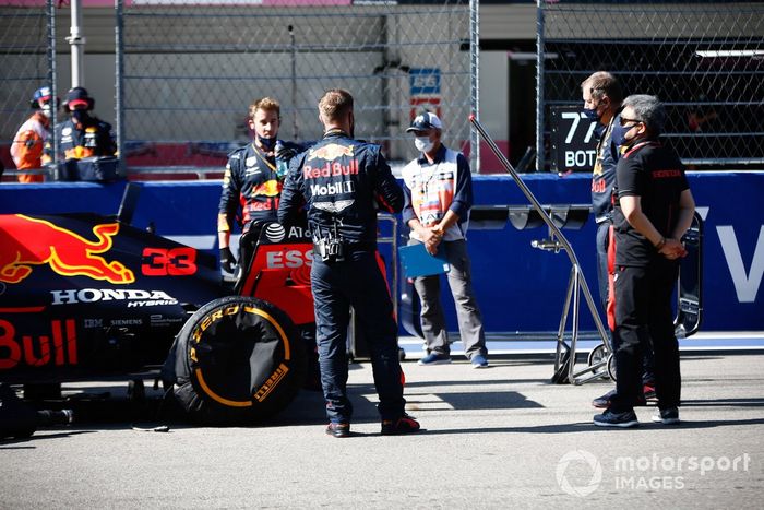 Masashi Yamamoto, Director General de Honda Motorsport, en la parrilla con los ingenieros de Red Bull