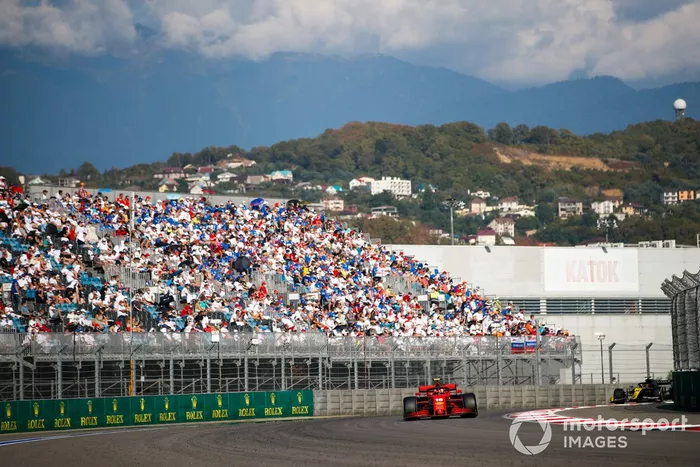 Charles Leclerc, Ferrari SF1000, Esteban Ocon, Renault F1 Team R.S.20