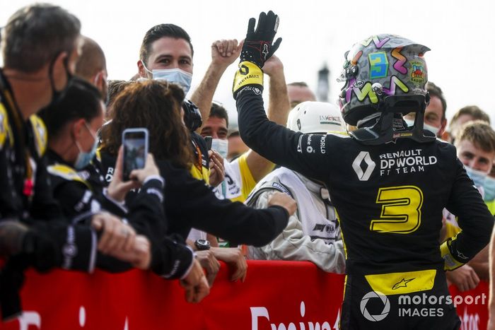 Tercer lugar Daniel Ricciardo, Renault F1 celebra en Parc Ferme 