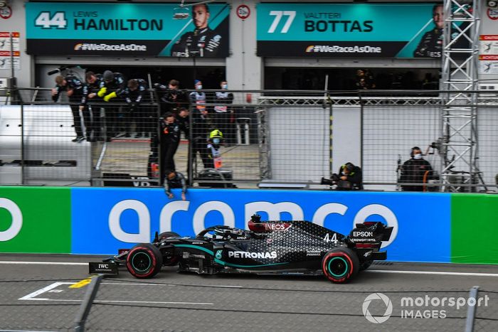 Lewis Hamilton, Mercedes F1 W11, 1ª posición, cruza la línea para el deleite de su equipo