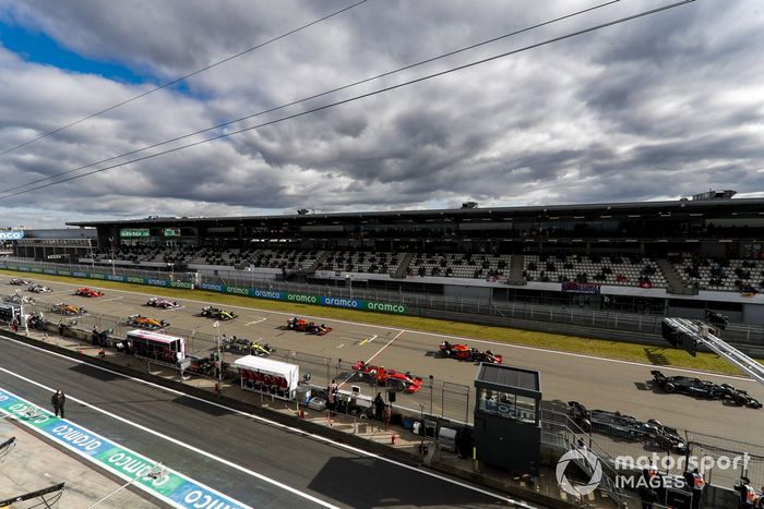 Valtteri Bottas, Mercedes F1 W11 Lewis Hamilton, Mercedes F1 W11, Charles Leclerc, Ferrari SF1000,  Max Verstappen, Red Bull Racing RB16 al inicio