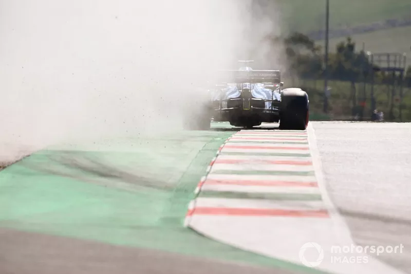 Daniil Kvyat, AlphaTauri AT01, lascia una scia di polvere