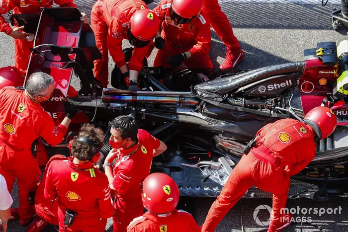 Los mecánicos de Ferrari trabajando en la parrilla