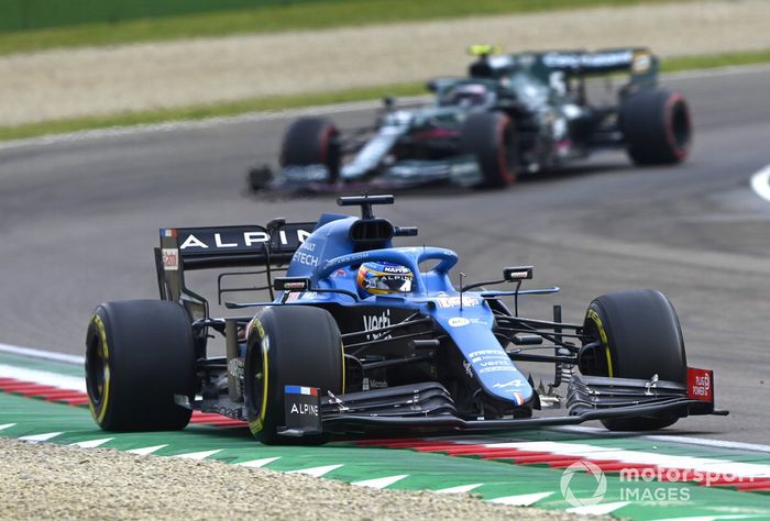 Fernando Alonso, Alpine A521, Sebastian Vettel, Aston Martin AMR21