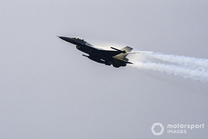 El Solo Turk F-16C Falcon de la Fuerza Aérea Turca pasa por el circuito