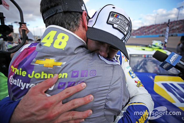 Campeón Chase Elliott, Hendrick Motorsports, Chevrolet Camaro es felicitado por Jimmie Johnson, Hendrick Motorsports, Chevrolet Camaro