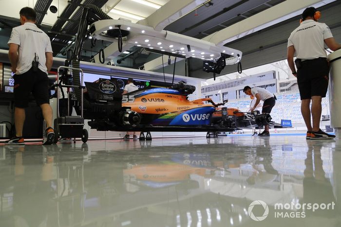 Mecánicos con el coche de Carlos Sainz Jr., McLaren MCL35