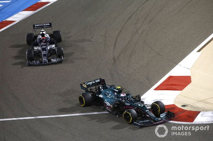 Sebastian Vettel, Aston Martin AMR21, Yuki Tsunoda, AlphaTauri AT02