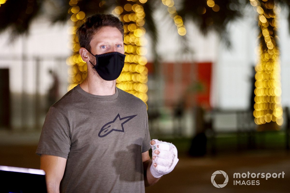 Romain Grosjean, Haas F1 returns to the paddock after his crash with his hand in a bandage