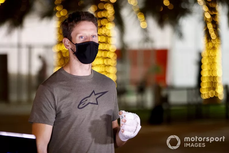 Romain Grosjean, Haas F1 returns to the paddock after his crash with his hand in a bandage